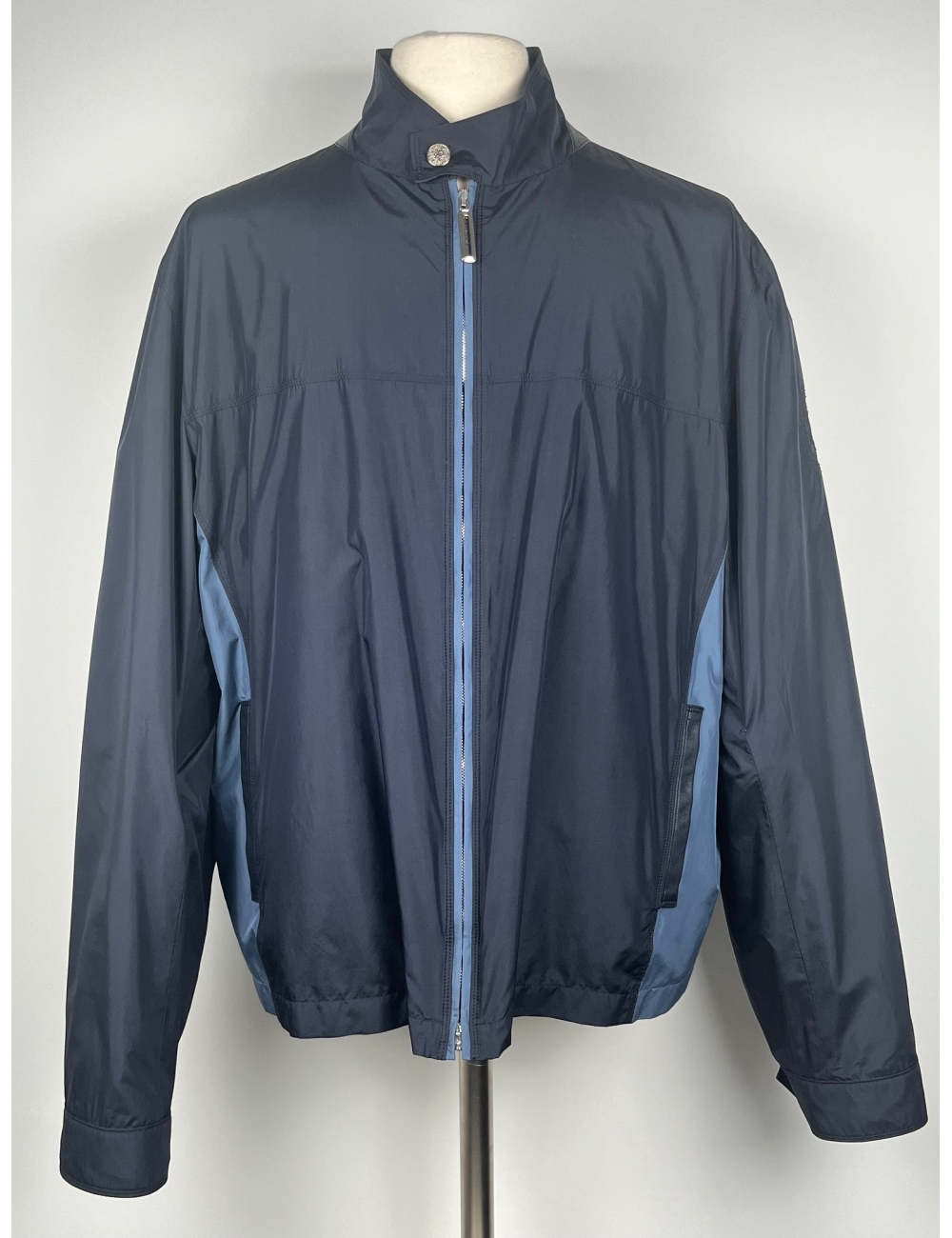 Blouson léger marine, finition cuir d’agneau