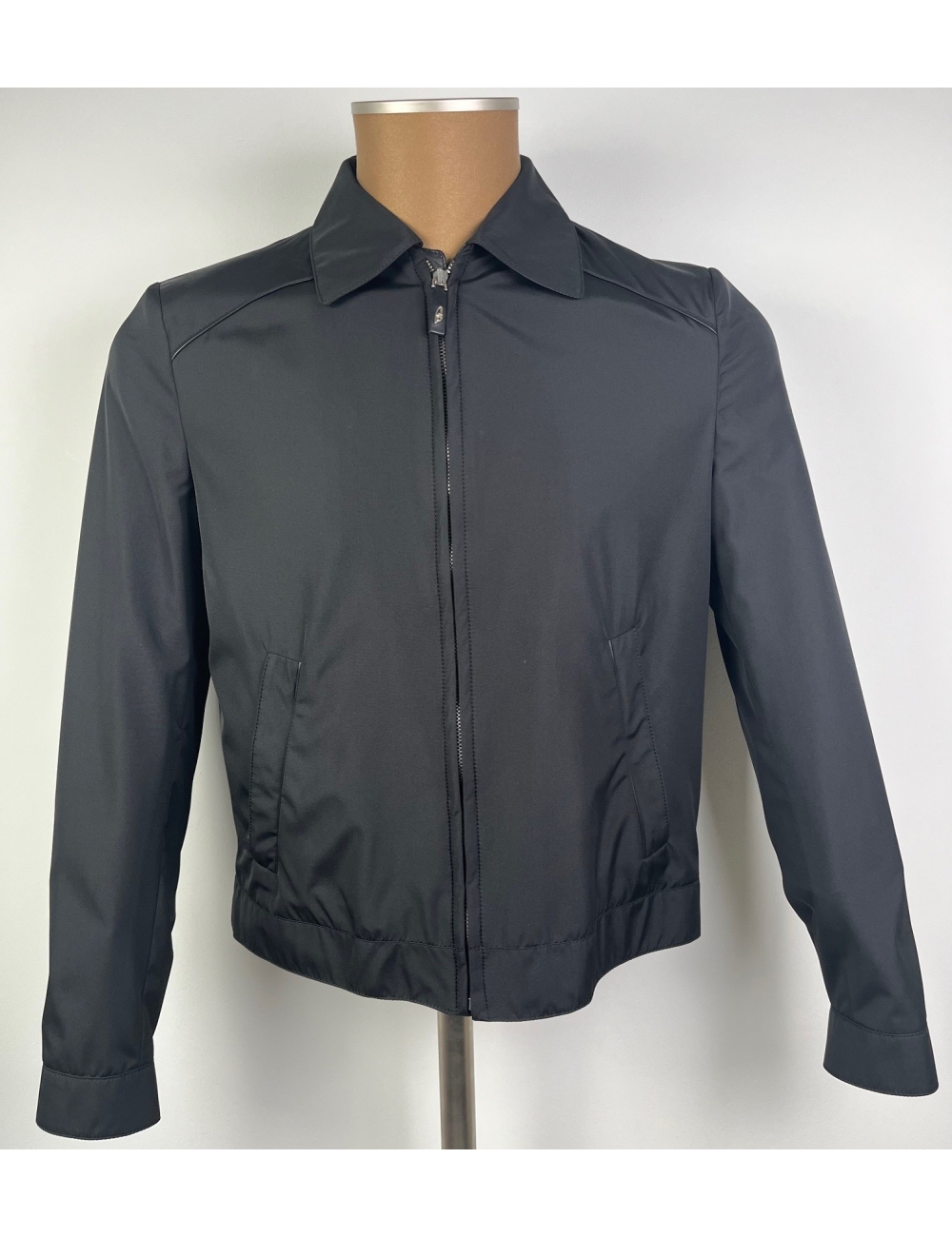 Blouson noir 100% soie, finitions en cuir d’agneau