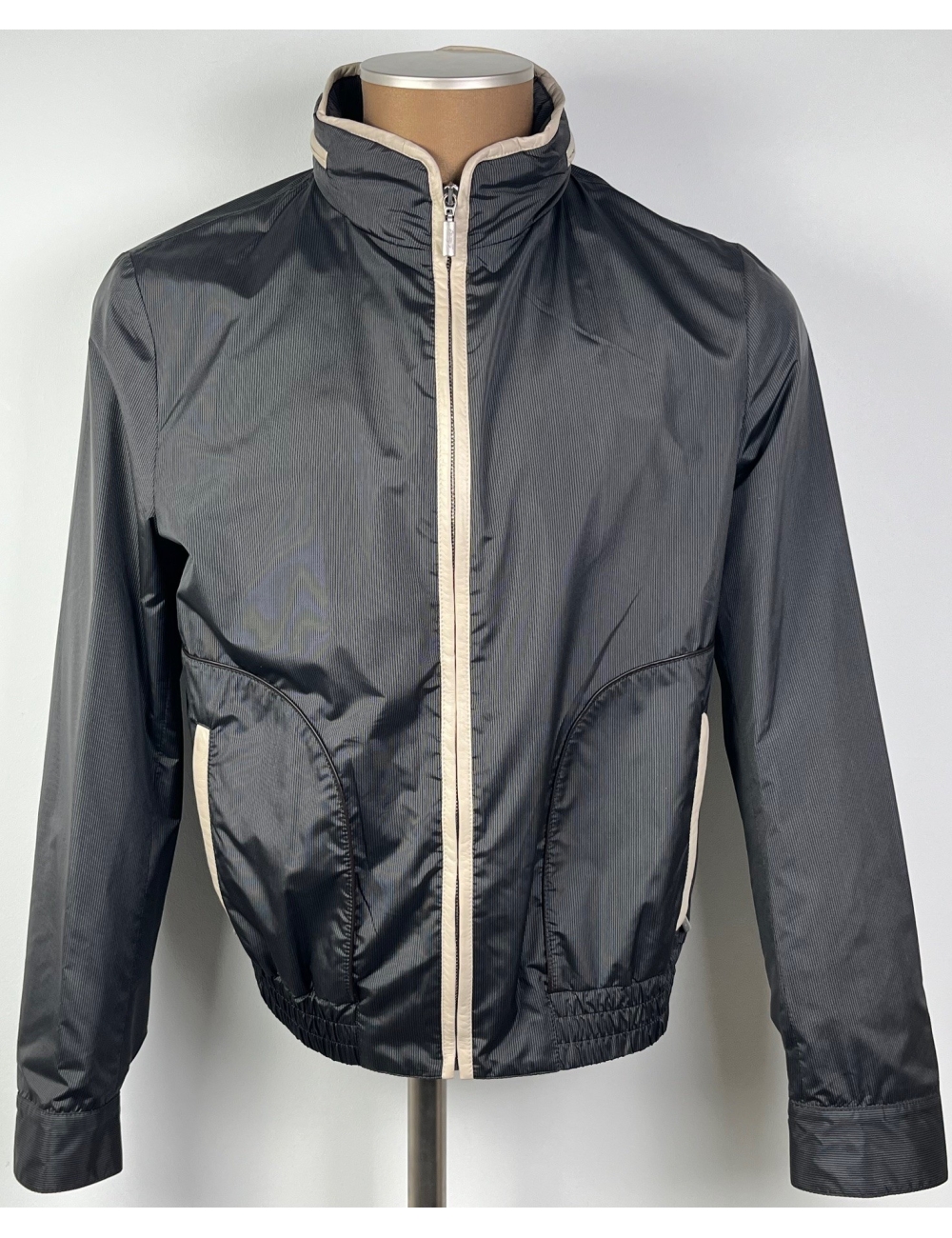 Blouson gris déperlante avec capuche zippé / finition en cuir d’agneau