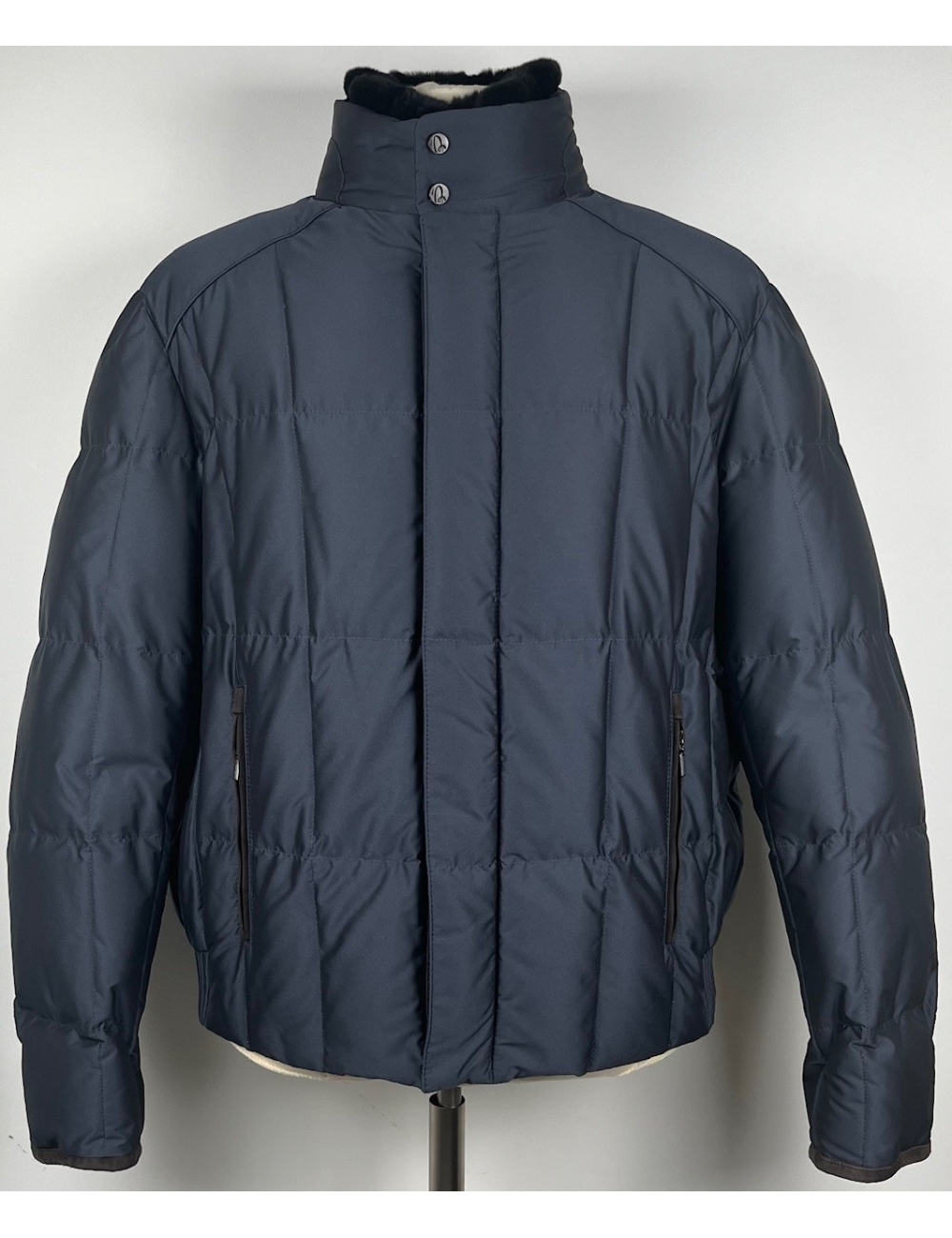 Blouson bleu col fourrure castor, détails daim