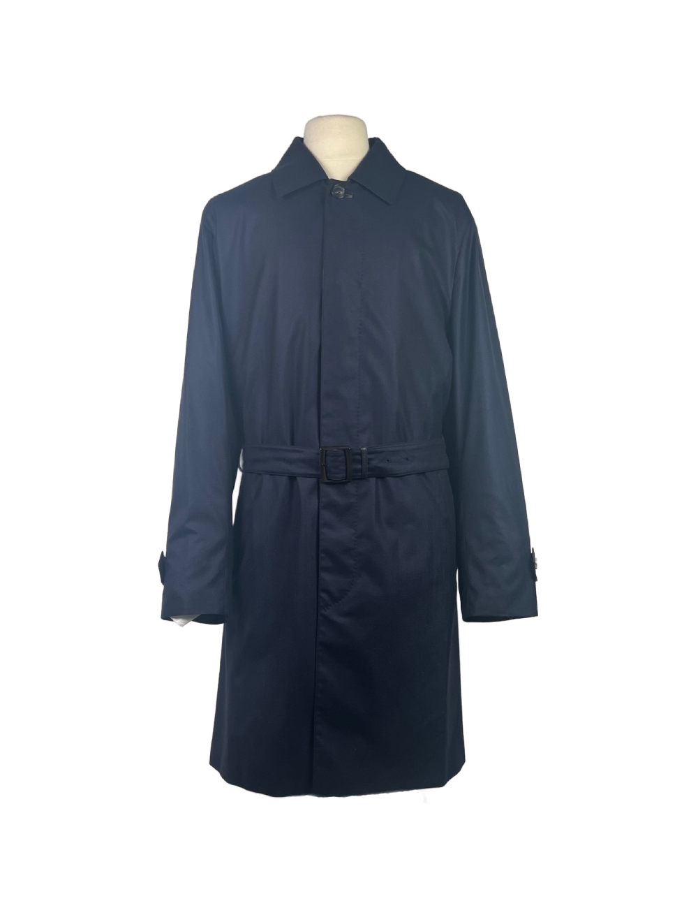 Manteau léger marine avec ceinture amovible, tissu extérieur 100% cachemire, intérieur 100% soie, finitions cuir d’agneau.